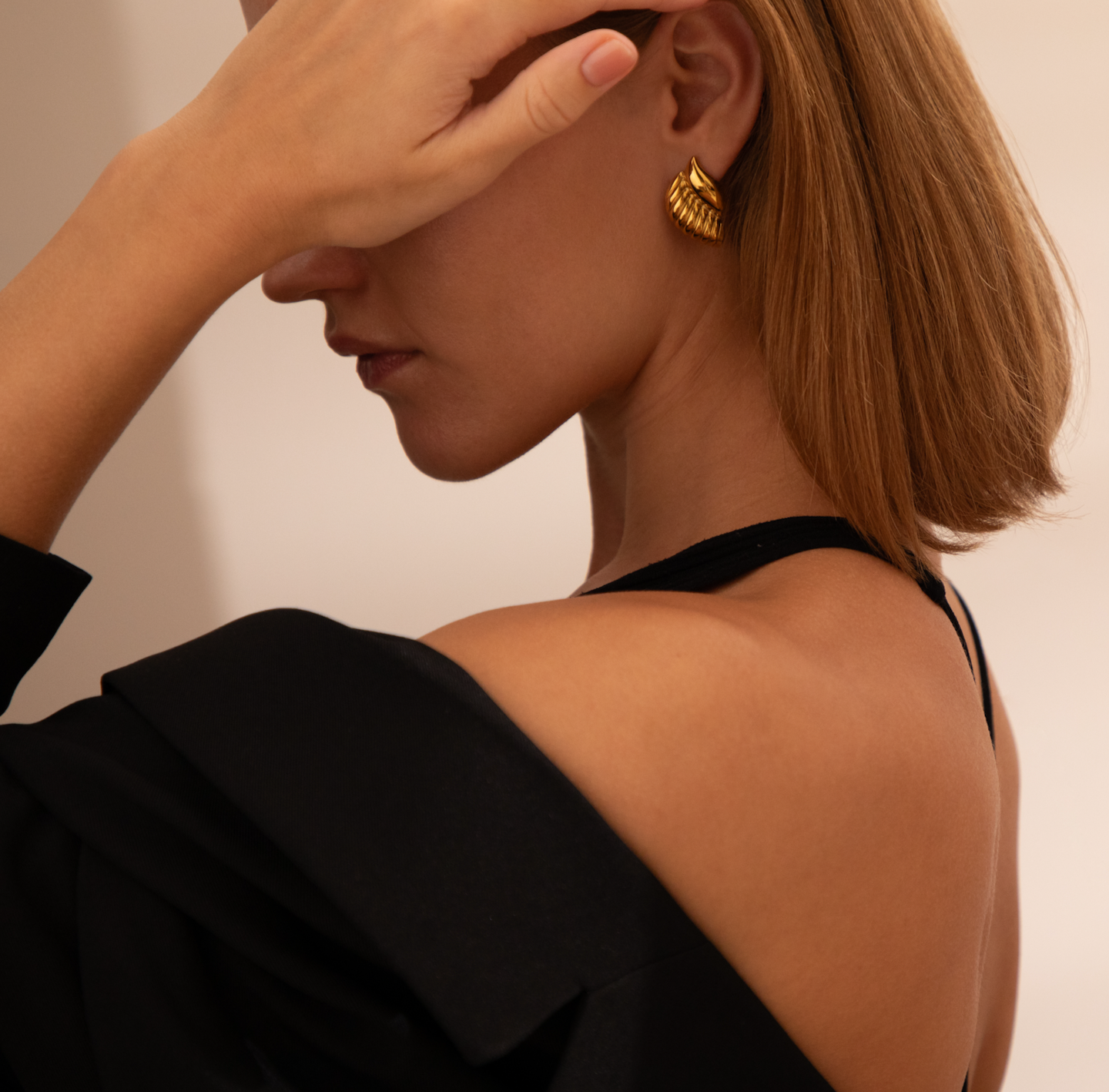 Curve Ribbed Studs